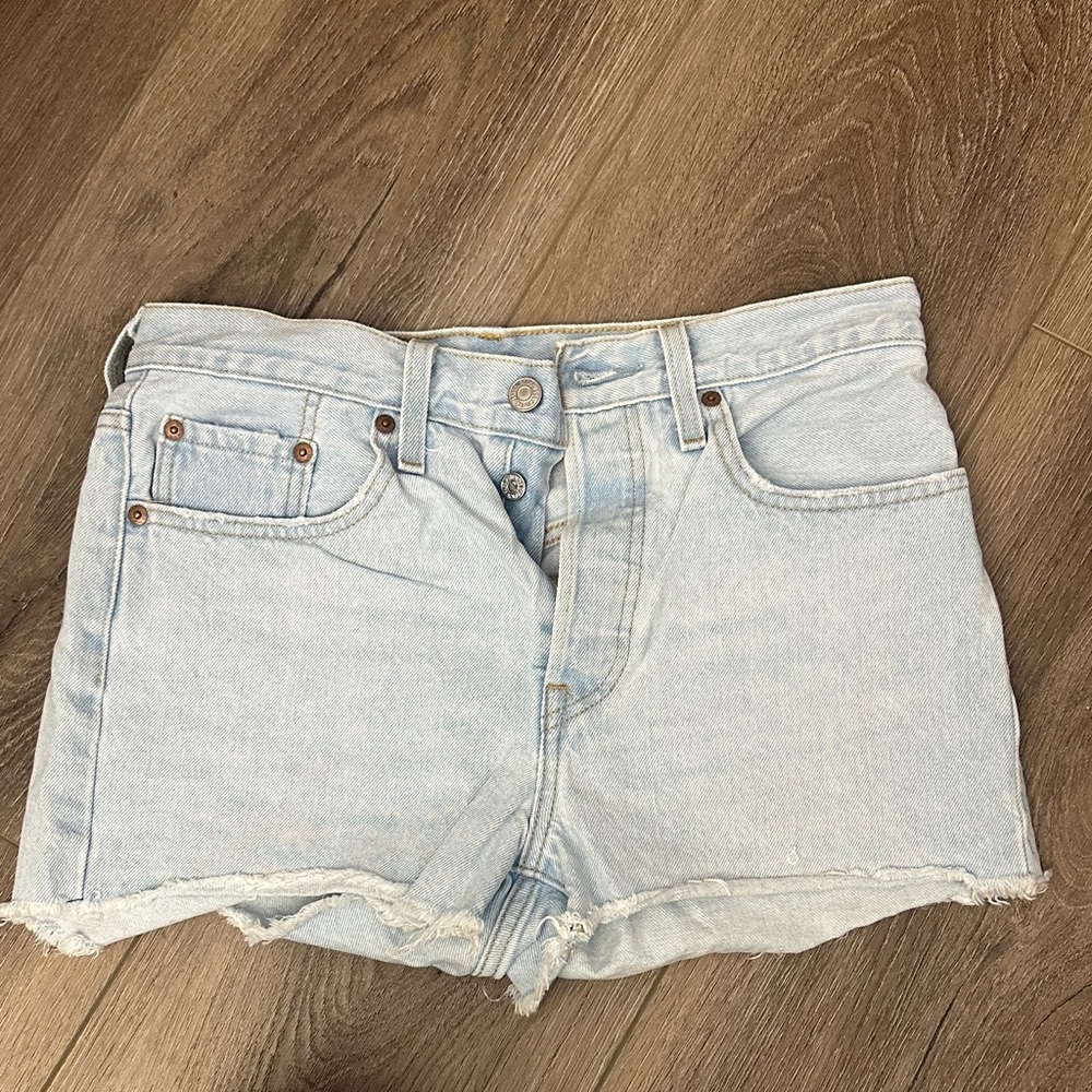 LEVIS LIGHT WASH CUT OFF DENIM SHORTS